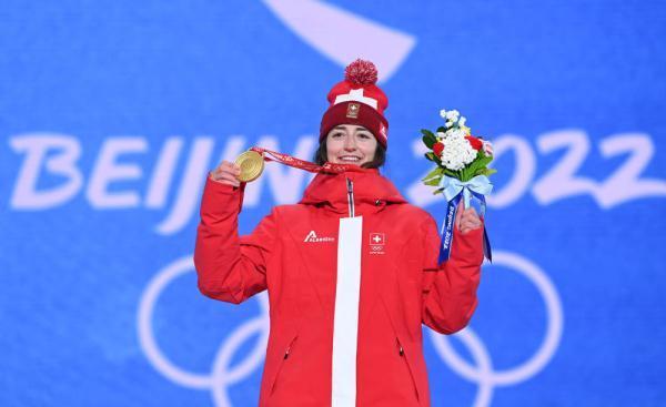 谷爱凌参加冬奥表彰大会上台