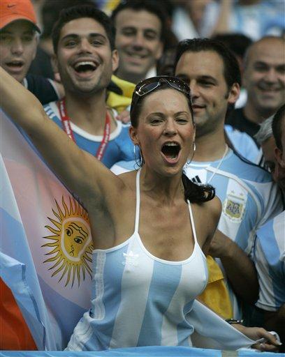 阿根廷女球迷脱球衣庆祝